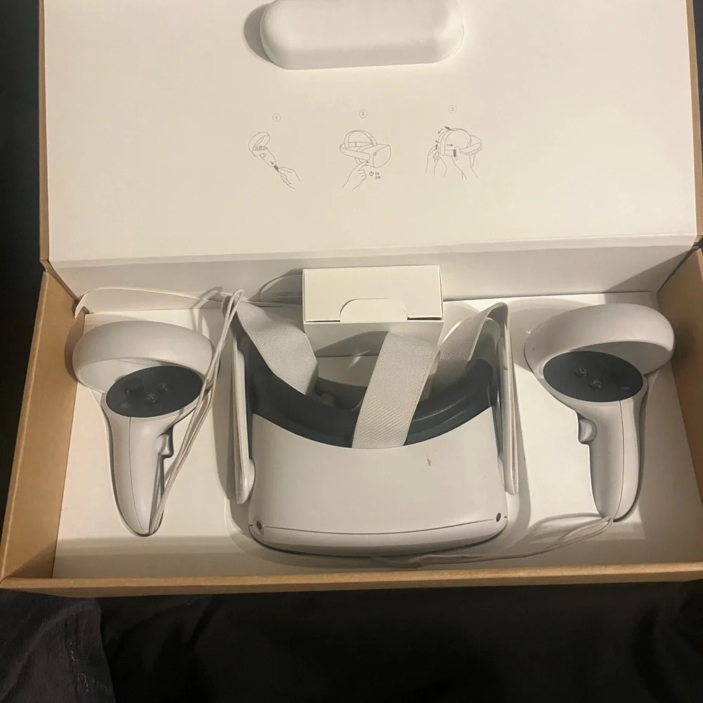 Oculus White VR Headset and Controllers